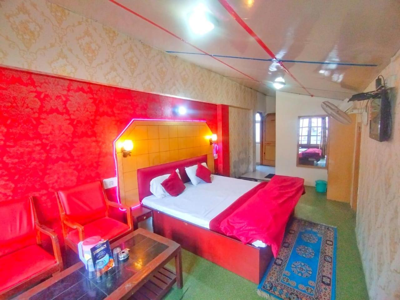 Hotel Gilbert Mountain View Manāli Exteriör bild