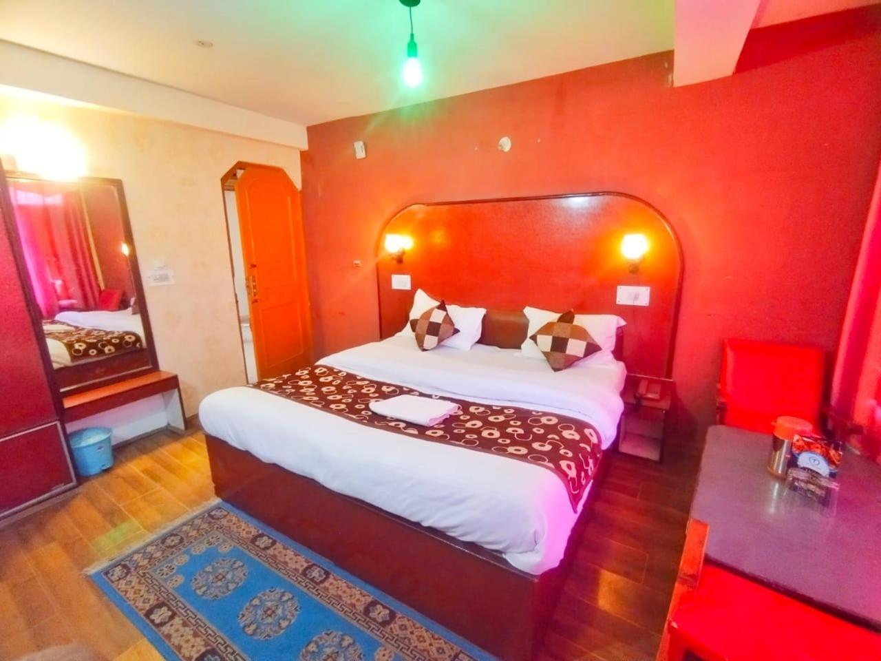 Hotel Gilbert Mountain View Manāli Exteriör bild