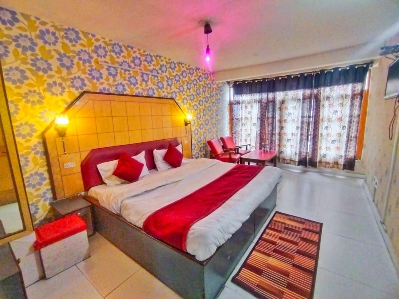 Hotel Gilbert Mountain View Manāli Exteriör bild