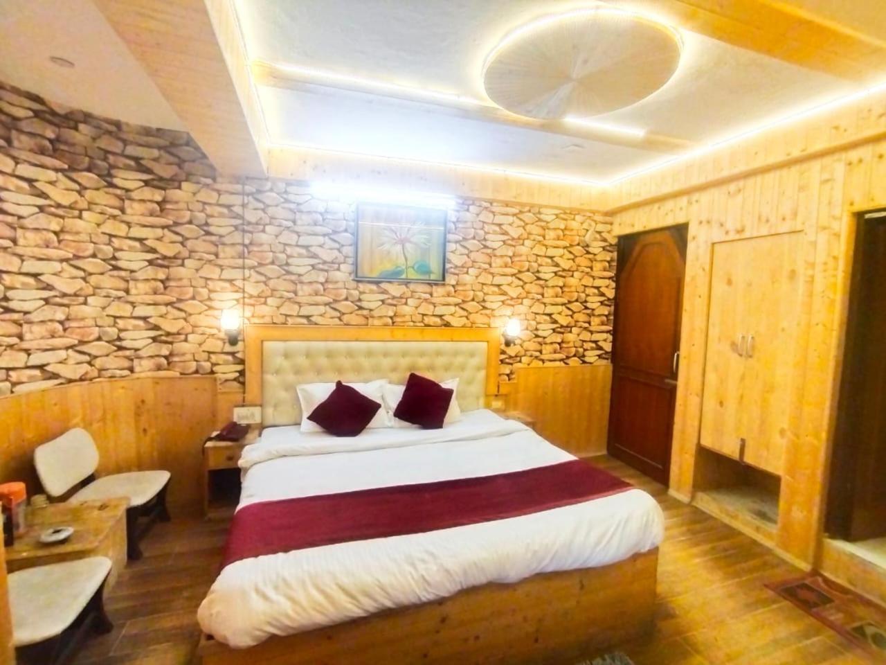 Hotel Gilbert Mountain View Manāli Exteriör bild